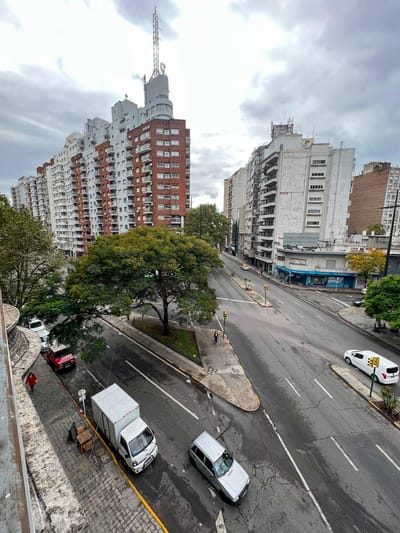 Apartamento de 3 dormitorios con balcón sobre 18 de Julio