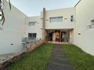Residencia en venta en el Barrio Mburucuyá