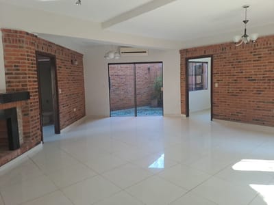 En alquiler amplia residencia en Luque - Zona Municipalidad 
