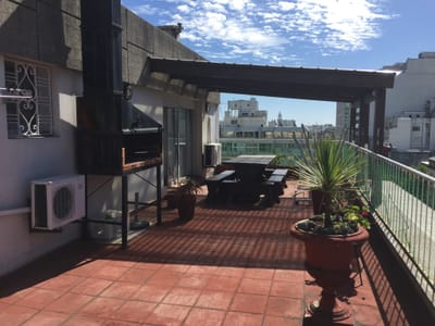 Muy lindo apto. de 2 dormitorios y servicio. Con gran terraza !!