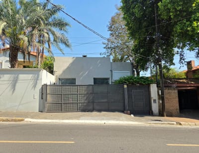 EN ALQUILER - CASA SEMI AMOBLADA PARA OFICINA SOBRE LA AVDA. GENERAL SANTOS