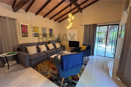 CASA MODERNA CON AMPLIO TERRENO EN VENTA (906 M2)