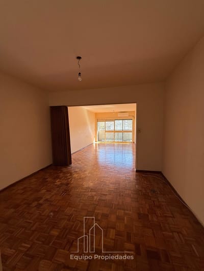 Amplio Apartamento sobre Colonia con balcón, calefacción central y orientación Norte
