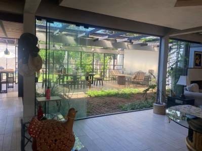 EN VENTA -CASA DE AUTOR DE ESTILO CONTEMPORÁNEO-SAN BERNARDINO , barrio Jardin