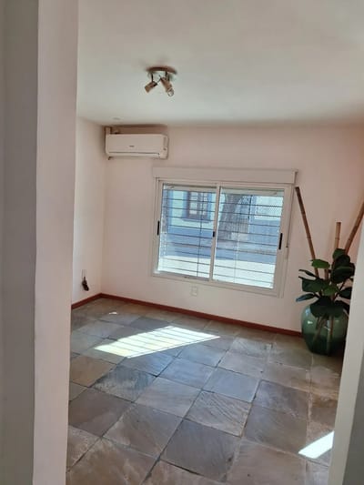 ALQUILER CASA EN GOES DE 2 DORMITORIOS Y 2 BAÑOS, CASA AL FRENTE, PATIO CON PARRILLERO