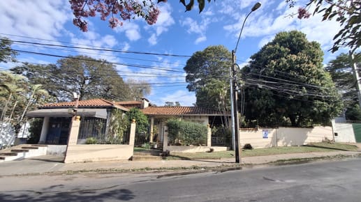 VENDO AMPLIO TERRENO SOBRE AV. FELIX BOGADO. URBANIZACIÓN ARANJUEZ