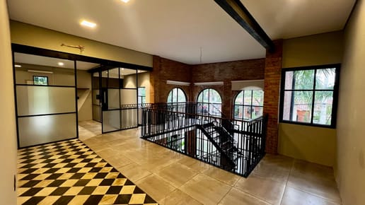 VENTA! IMPONENTE  RESIDENCIA EN CONDOMINIO PLAZA LOS MANGOS -LAMBARÉ-
