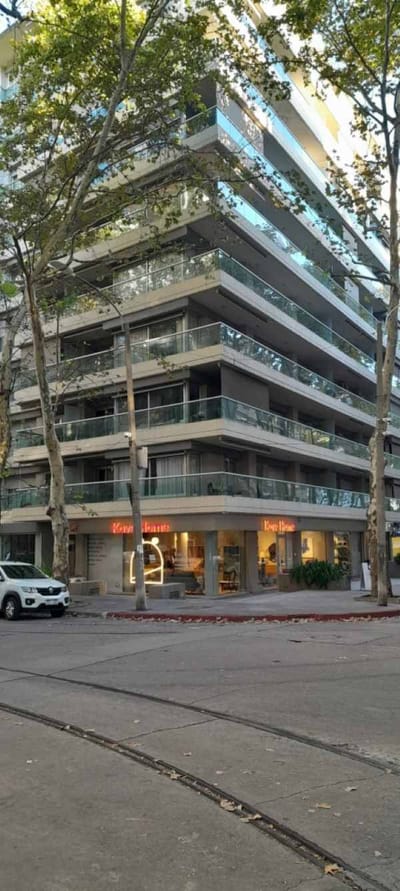 Muy lindo monoambiente sobre Massini a pasos de la Rambla.