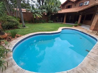 CASA EN ALQUILER CON PISCINA | BARRIO LAS LOMAS  Ubicada a paso del IPS