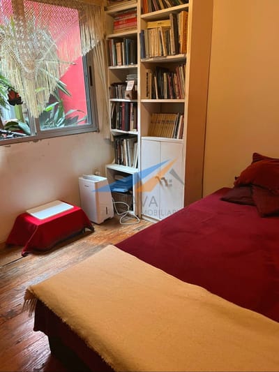 Alquiler Apartamento tipo Casa 2 Dormitorios + Servicio en Pocitos! Sin Gastos Comunes. Dos Plantas. Estufa a Leña, Patio y Terraza. Amueblado y Equipado!