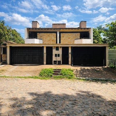 VENDO 2 DUPLEX JUNTOS EN LA MEJOR ZONA DE MBURUCUYA