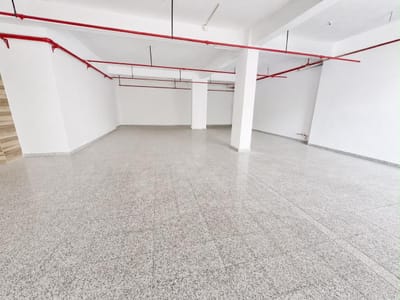 En Alquiler Amplio Showroom/Salón sobre Avenida en Asunción A553