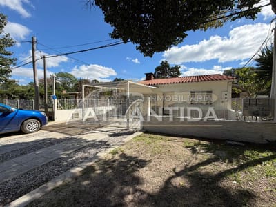 Alquiler Anual En Atlántida: 2 Dormitorios, Cocina Definida, Baño Y Jardín Al Frente Y Al Fondo. Inm Atlántida