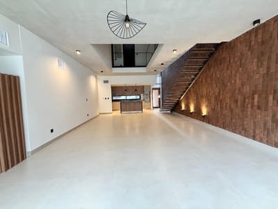 En Alquiler Duplex a estrenar, con 3 suites, área de servicio y generador