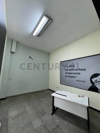 AMPLIA PROPIEDAD CON TIGLADOS Y OFICINAS EN ALQUILER EN EL CENTRO DE ASUNCION