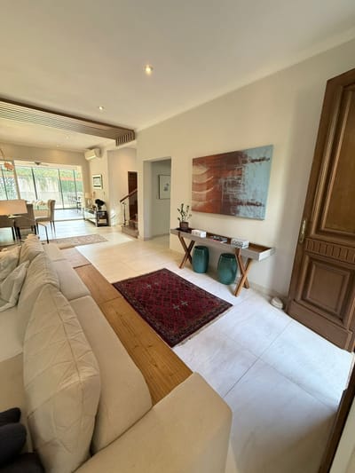 Vendo Residencia de 3 habitaciones en suite. Zona Molas Lopez. COD 065