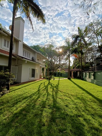 Alquilo Amplia Residencia 5 Habitaciones en suite. Barrio Mcal lopez. COD 037
