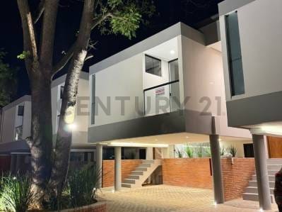 En venta hermoso duplex en condominio en Luque