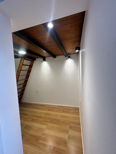 ALQUILER MONOAMBIENTE CON PATIO Y ENTREPISO, ESTRENA LA COMERCIAL