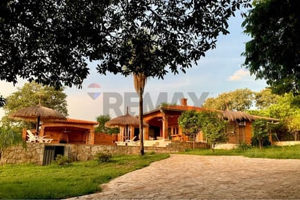 VENDO UNA IMPONENTE CASA EN NUEVA COLOMBIA 