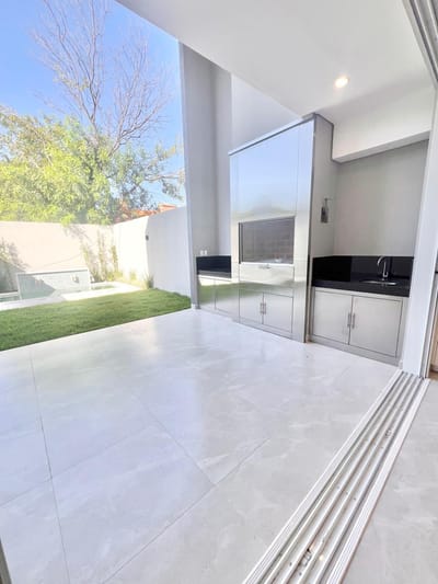 En Venta Casa a Estrenar con 3 Habitaciones en Suite en Asunción - V252