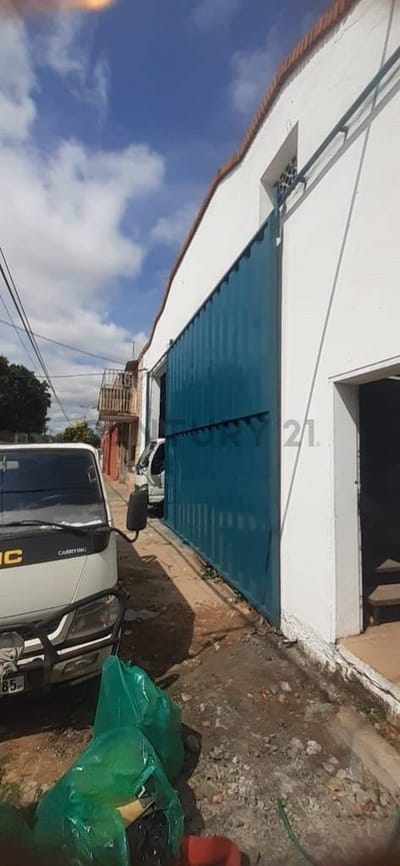 Alquilo amplio depósito en el barrio San Pablo
