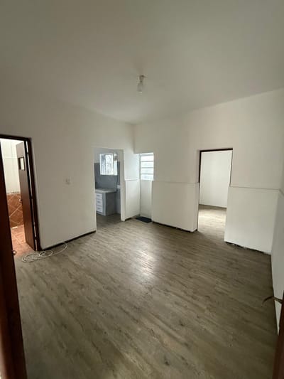 Casa de 2 dormitorios con patio y lugar para vehículo – $22.000