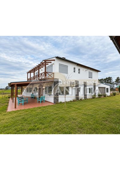 Alquiler Anual De Chacra Con Casa De 2 Plantas, 3 Dorm, Piscina, Gimnasio Y Barbacoa. Inm. Atlántida.