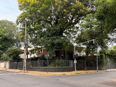 VENDO IMPORTANTE ESQUINA EN AVDA KUBITSCHEK