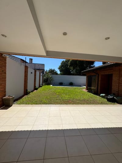 ALQUILO RESIDENCIA EN BARRIO HERRERA A 2 CUADRAS DE MCAL LÓPEZ