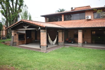 VENDO CASA EN BARRIO MBACHIO LAMBARÉ