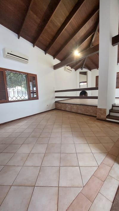 ALQUILO RESIDENCIA DE 4 DORMITORIOS EN EL BARRIO MBURICAO