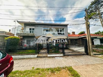 Venta De Propiedad En Atlántida, A Pasos De Playa Mansa, 2 Pisos, 6 Dorm, 5 Baños, Barbacoa, Piscina. Inm Atlántida.