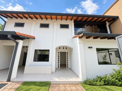 Alquilo Residencia totalmente Renovada en Bo.Mburucuya.