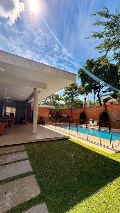 VENDO hermosa casa de 2 pisos y 3 habs. en el condominio cerrado Monte Alto