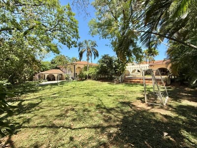 En Venta Amplia Residencia con salida a 3 calles en Barrio Los Laureles