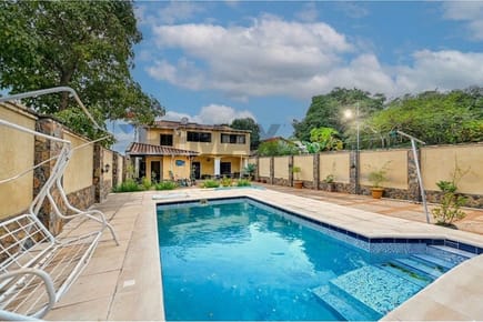 CASA DE 5 HABITACIONES EN LAMBARÉ EN VENTA