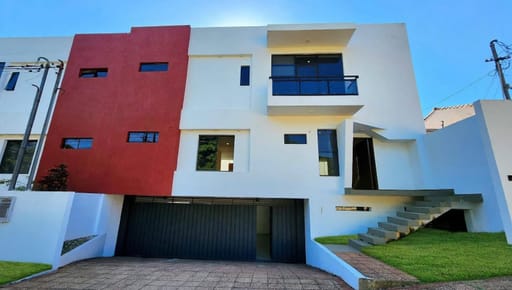 VENTA DE LUJOSA CASA DE 3 NIVELES EN BARRIO SANTA LIBRADA ASUNCIÓN