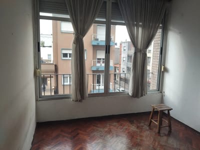 ALQUILER EN CORDON DE 2 DORMITORIOS, PISO 2 AL FRENTE, AMPLIA TERRAZA, AIRE ACONDICIONADO