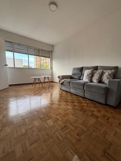 ALQUILER EN EL CENTRO DE 1 DORMITORIO, PISO 2 AL FRENTE, LOSA RADIANTE AIRE Y PORTERIA
