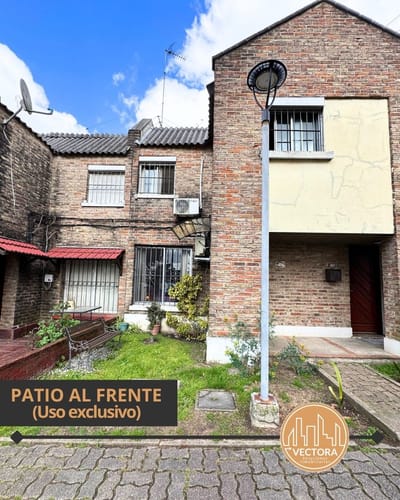 VECTORA VENDE UNIDAD DE PH DE 2 DORMITORIOS CON PATIO CON PARRILLERO Y ESPACIO PARA ESTACIONAR EN COMPLEJO