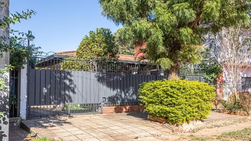 VENDO HERMOSA  RESIDENCIA EN EL BARRIO STA. ANA EN SAN LORENZO