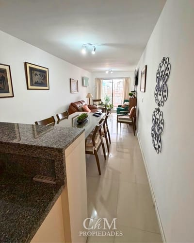 Venta Apartamento 2 Dormitorios, Con Cochera Y Box. Centro