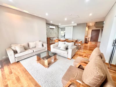 En Alquiler Amplio Penthouse Amoblado de 4 Habitaciones en Suite - Villa Morra A404
