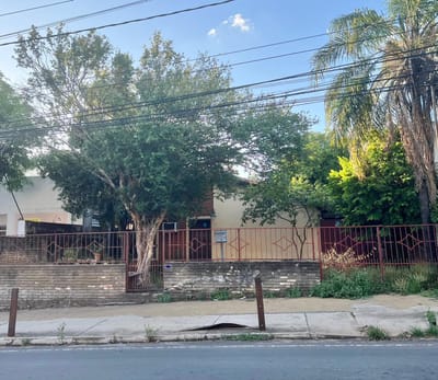 En Venta Terreno para Showroom Calle Julio Correa - Barrio Mburucuya - V237