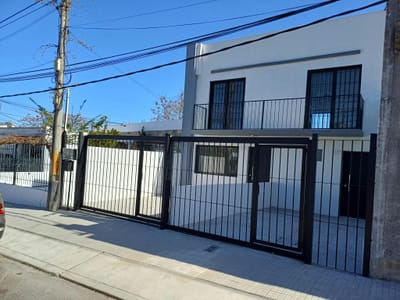 ALQUILER CASA 2 DORMITORIOS + JARDÍN + COCHERA - PLANTA ALTA