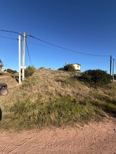 Terreno esquinero de 448 m² a metros de la principal y servicios