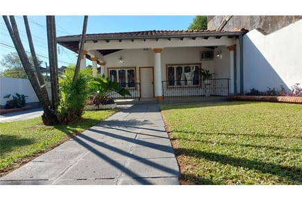 En Venta hermosa Casa con piscina - Capiatá Ruta 1
