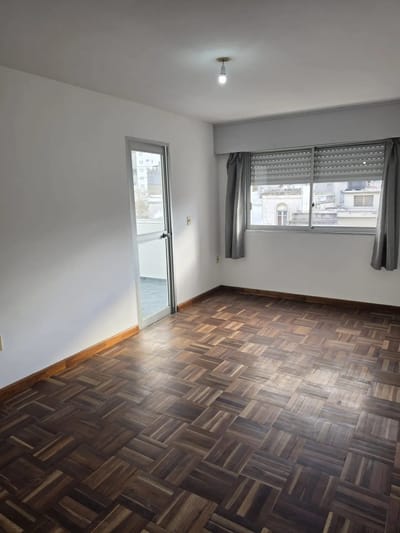 ALQUILER EN EL CENTRO DE 1 DORMITORIO, PISO 6 AL CONTRA FRENTE, TERRAZA CERRADA, PORTERIA