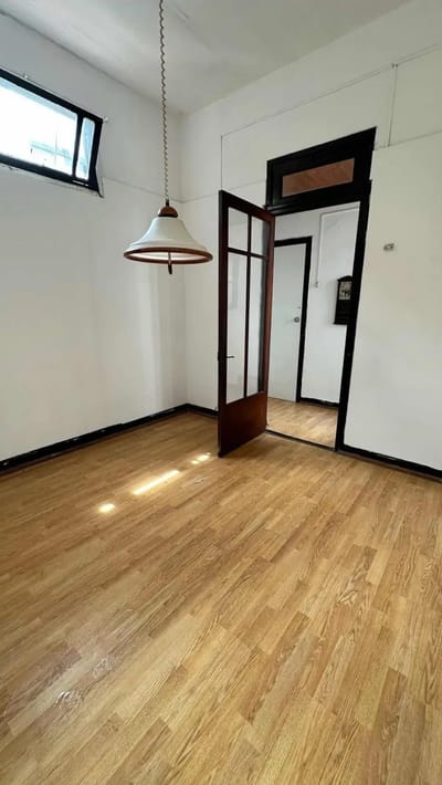 ALQUILER EN EL CENTRO DE 2 DORMITORIOS, POR ESCALERA AL CONTRA FRENTE, RECICLADO A NUEVO, SIN GASTOS COMUNES